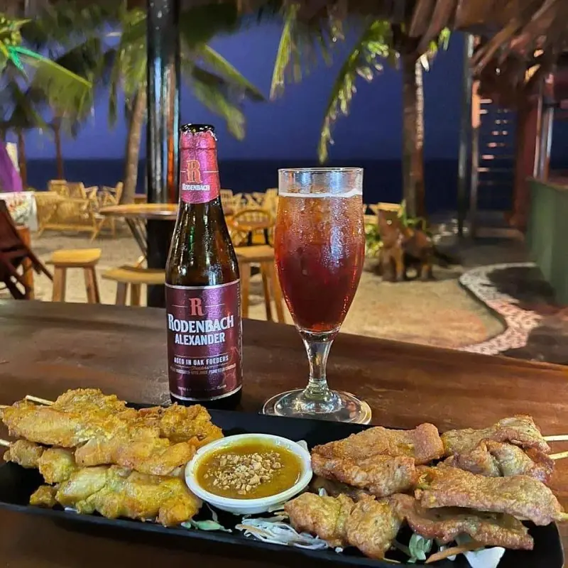 Kh&ocirc;ng gian Chameleon Beach Bar b&igrave;nh y&ecirc;n b&ecirc;n bờ biển Phan Thiết 13