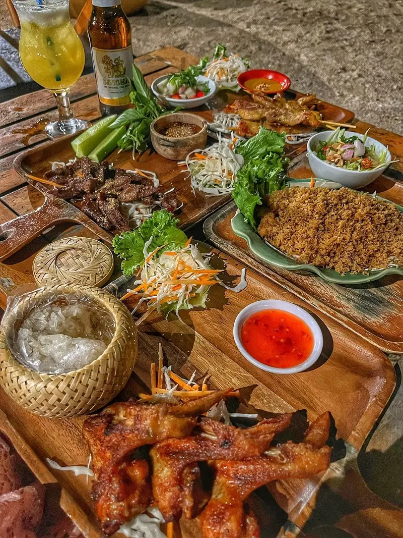Kh&ocirc;ng gian Chameleon Beach Bar b&igrave;nh y&ecirc;n b&ecirc;n bờ biển Phan Thiết 12