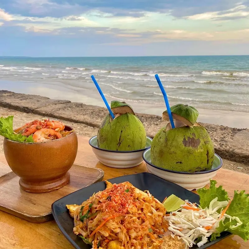 Kh&ocirc;ng gian Chameleon Beach Bar b&igrave;nh y&ecirc;n b&ecirc;n bờ biển Phan Thiết 15