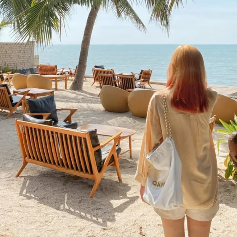 Kh&ocirc;ng gian Chameleon Beach Bar b&igrave;nh y&ecirc;n b&ecirc;n bờ biển Phan Thiết 5