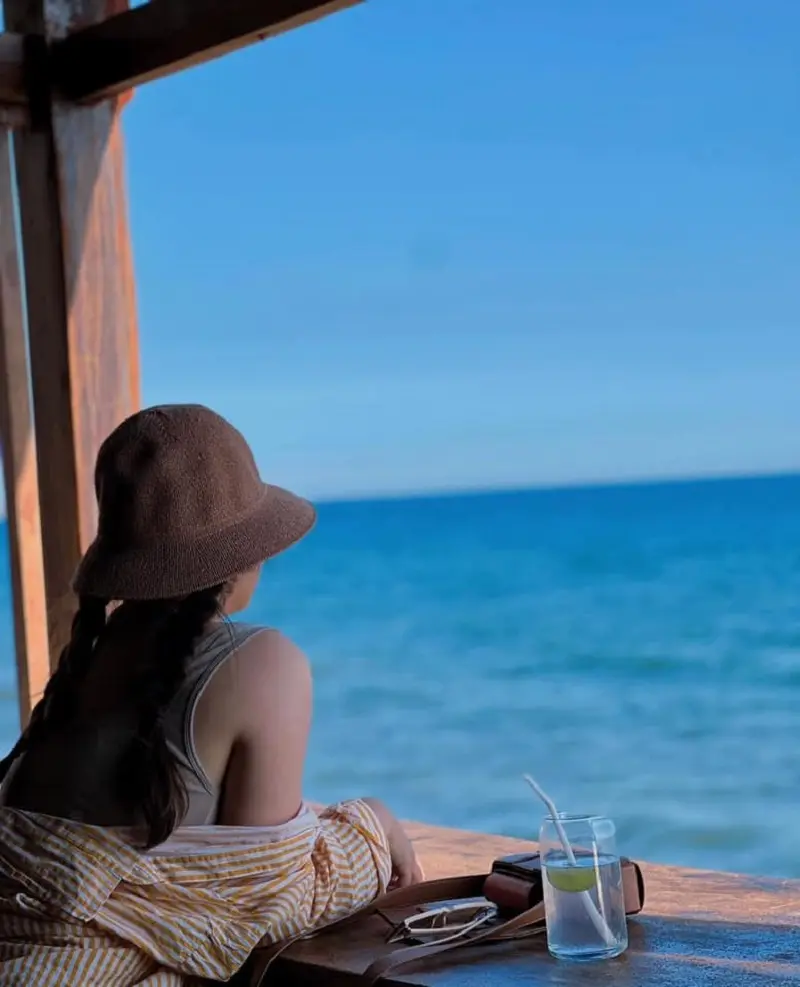 Kh&ocirc;ng gian Chameleon Beach Bar b&igrave;nh y&ecirc;n b&ecirc;n bờ biển Phan Thiết 10