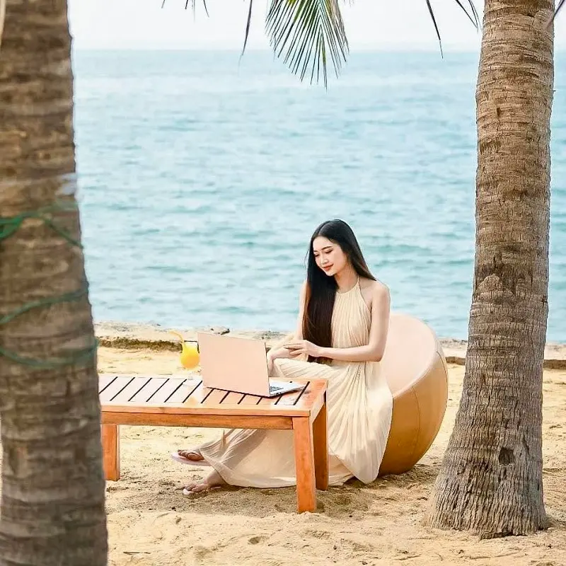 Kh&ocirc;ng gian Chameleon Beach Bar b&igrave;nh y&ecirc;n b&ecirc;n bờ biển Phan Thiết 16