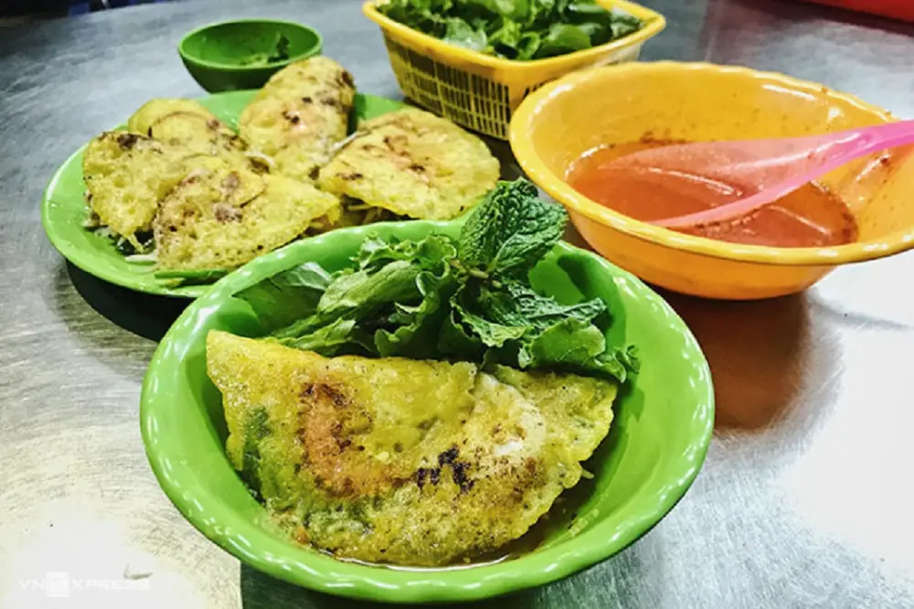 M&oacute;n b&aacute;nh x&egrave;o ăn trong t&ocirc; độc đ&aacute;o ở Phan Thiết 2