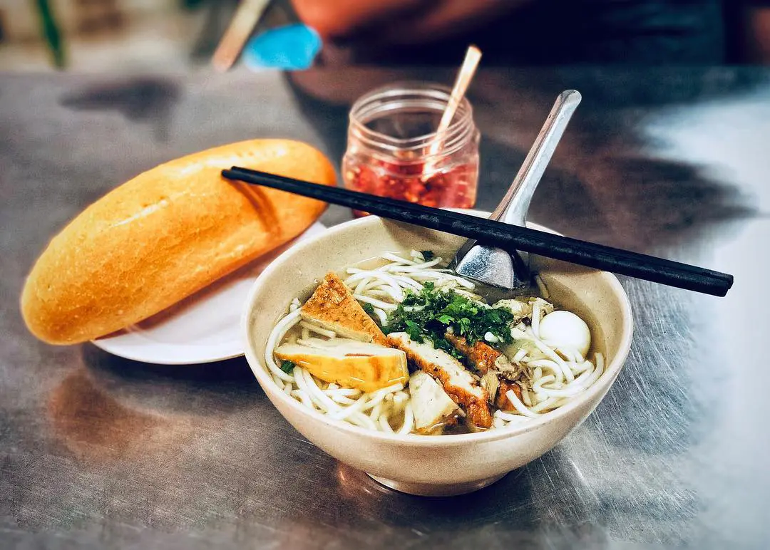 Thưởng thức b&aacute;nh canh chả c&aacute; Phan Thiết tại 10 qu&aacute;n ngon nức tiếng 6