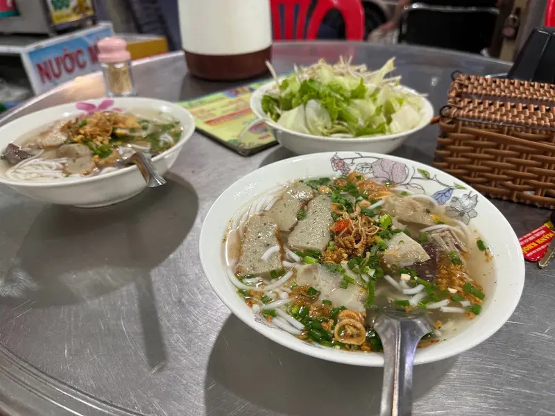 Thưởng thức b&aacute;nh canh chả c&aacute; Phan Thiết tại 10 qu&aacute;n ngon nức tiếng 9