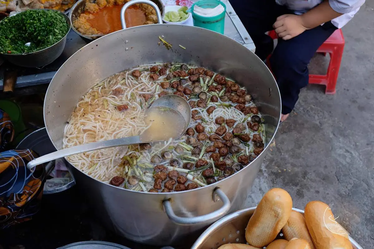 Thưởng thức b&aacute;nh canh chả c&aacute; Phan Thiết tại 10 qu&aacute;n ngon nức tiếng 3
