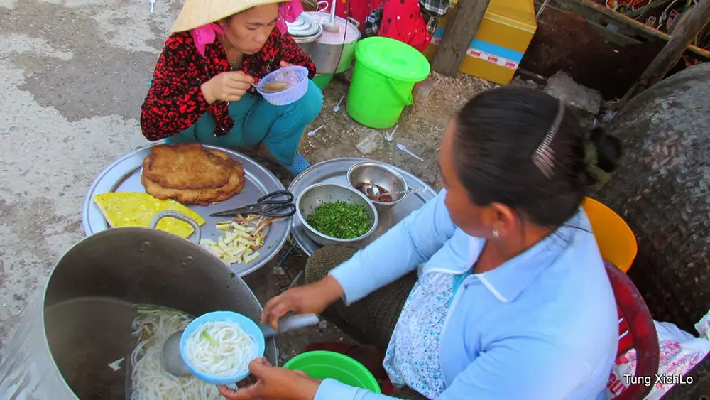 Thưởng thức b&aacute;nh canh chả c&aacute; Phan Thiết tại 10 qu&aacute;n ngon nức tiếng 8
