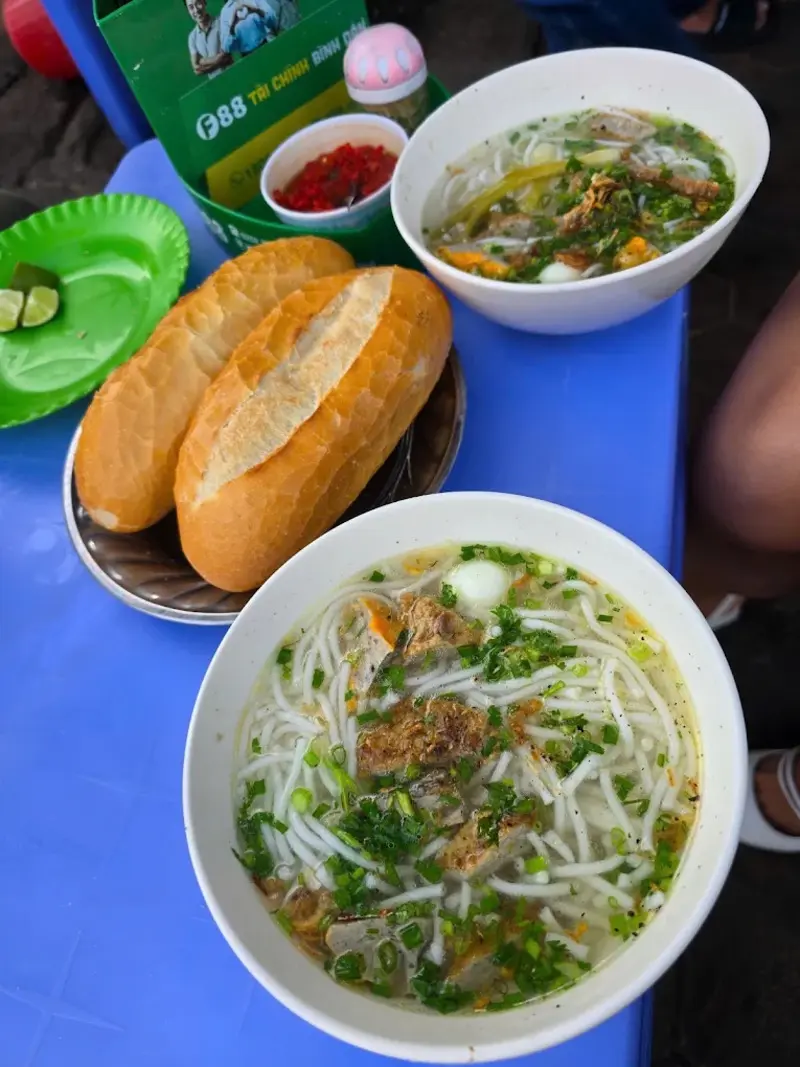 Thưởng thức b&aacute;nh canh chả c&aacute; Phan Thiết tại 10 qu&aacute;n ngon nức tiếng 12