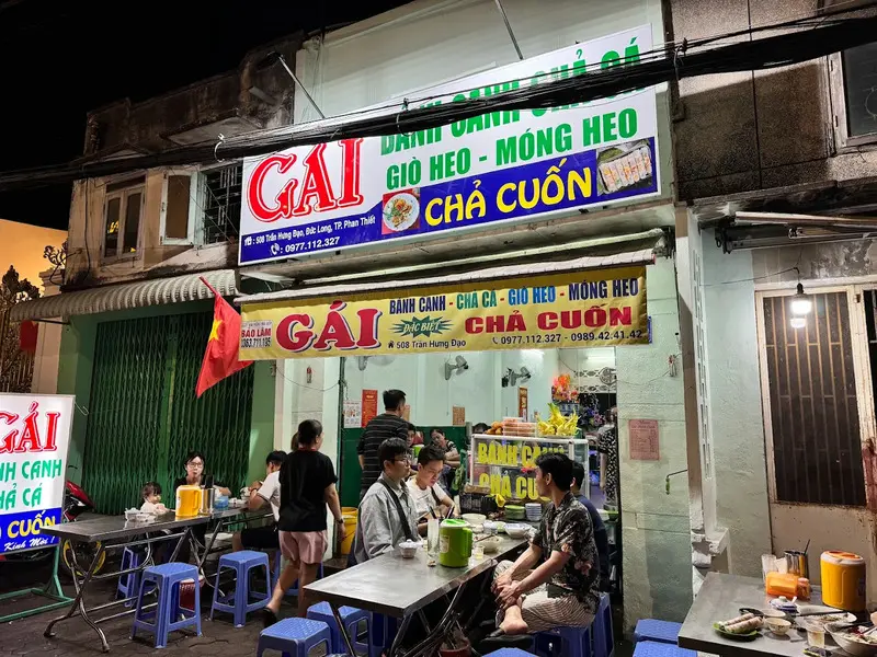 Thưởng thức b&aacute;nh canh chả c&aacute; Phan Thiết tại 10 qu&aacute;n ngon nức tiếng 10