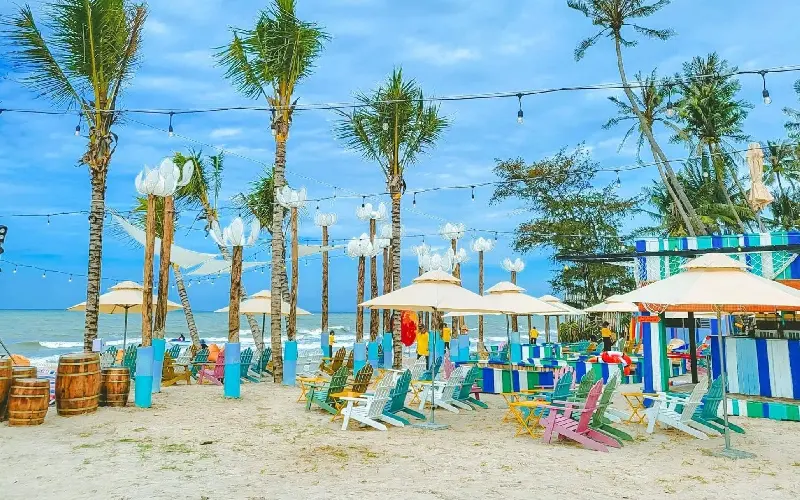 Top 8 qu&aacute;n beach bar s&ocirc;i động tại Phan Thiết đ&aacute;ng trải nghiệm 9