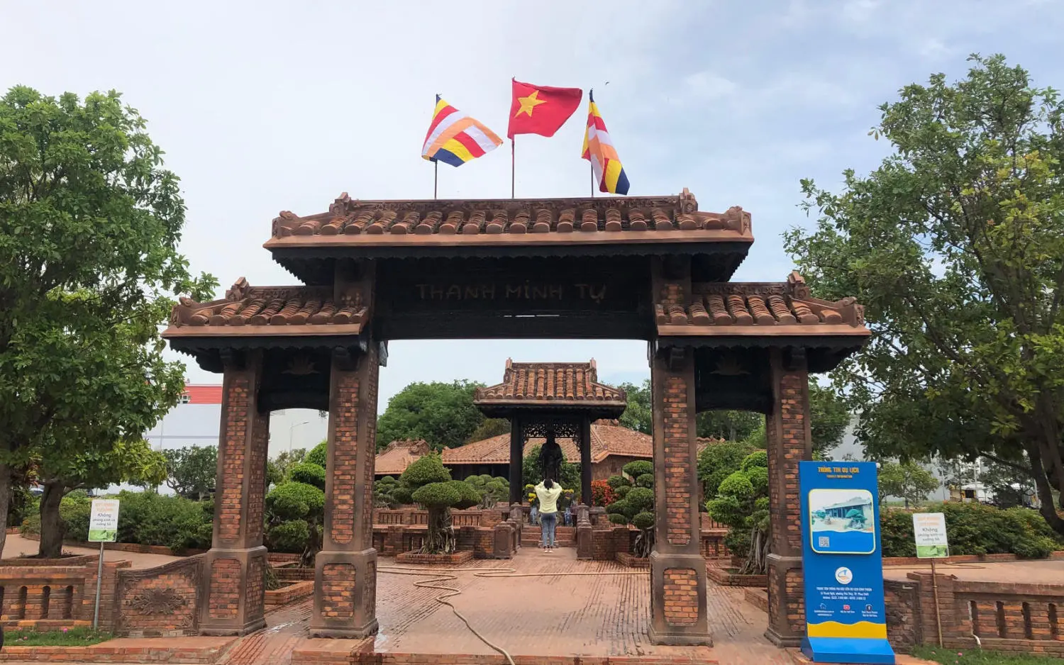 Du lịch Phan Thiết kh&aacute;m ph&aacute; ng&ocirc;i ch&ugrave;a cổ đầy huyền b&iacute; 3