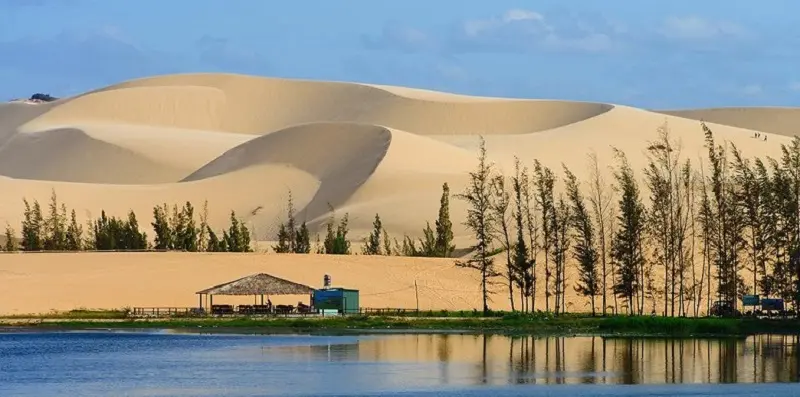 Hành trình du lịch Phan Thiết tại đồi cát Bàu Trắng cực đẹp