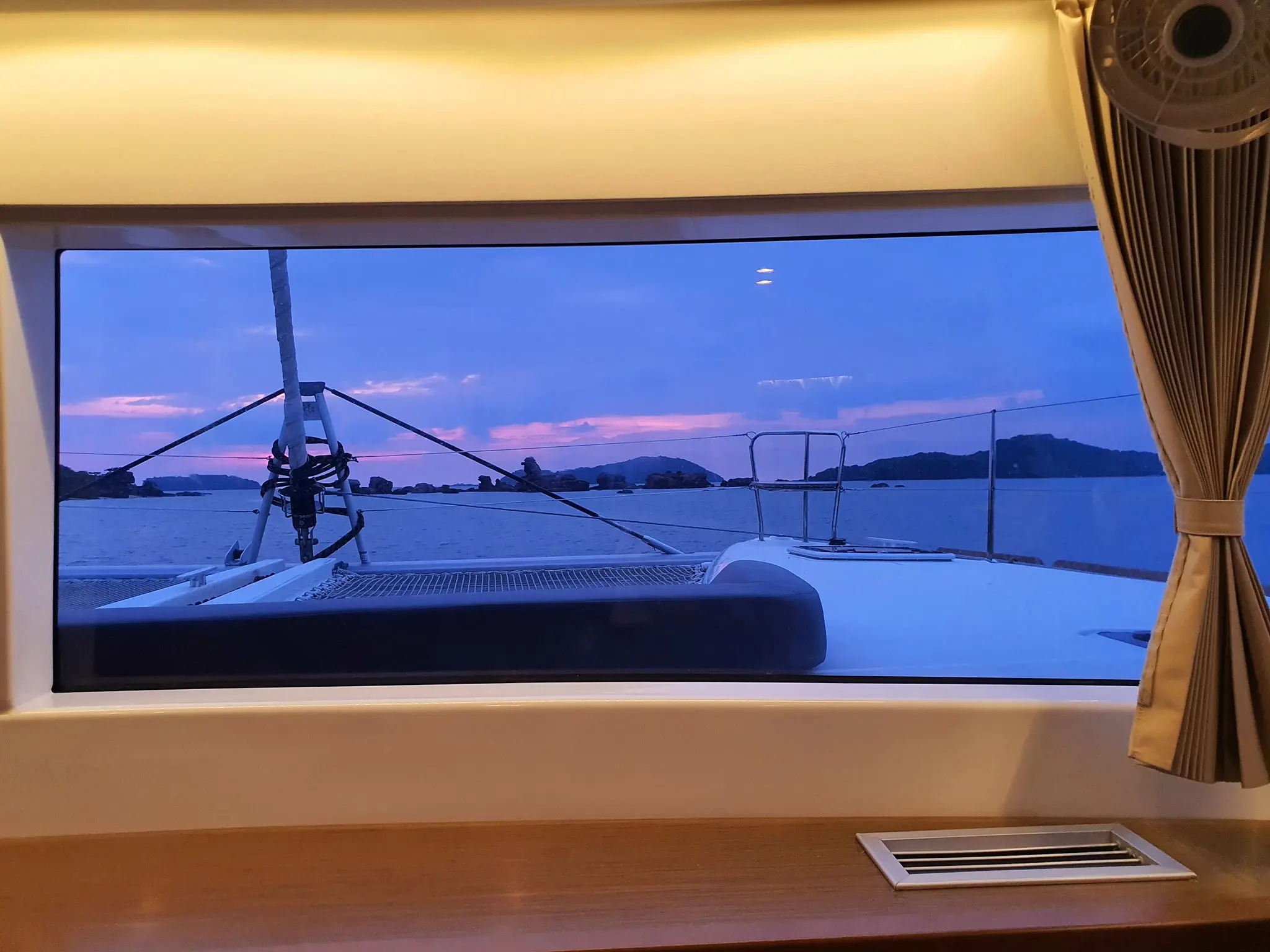Catamaran Sarita - Đẳng cấp du thuyền 5 sao tr&ecirc;n đảo Ngọc 10
