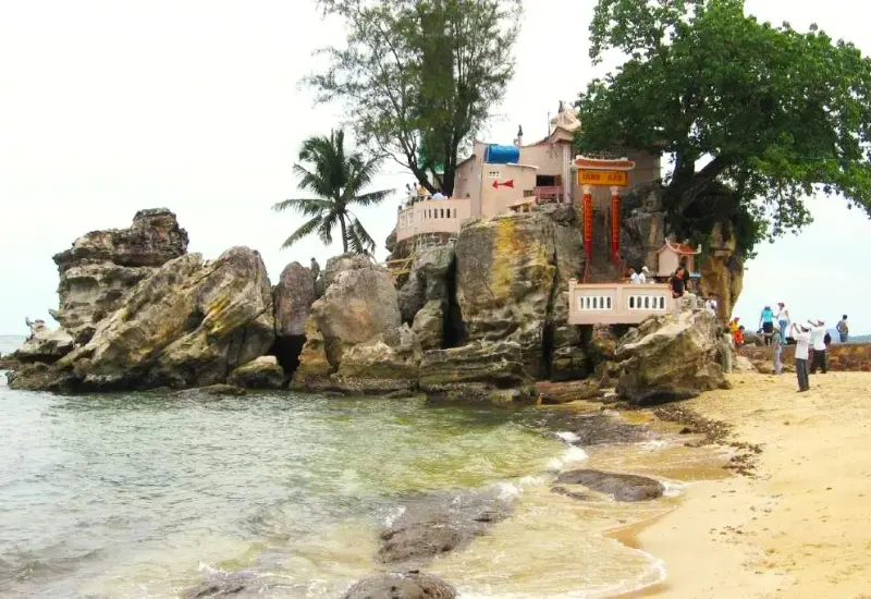 Kh&aacute;m ph&aacute; Dinh Cậu: địa điểm du lịch l&acirc;u đời tại Ph&uacute; Quốc 13