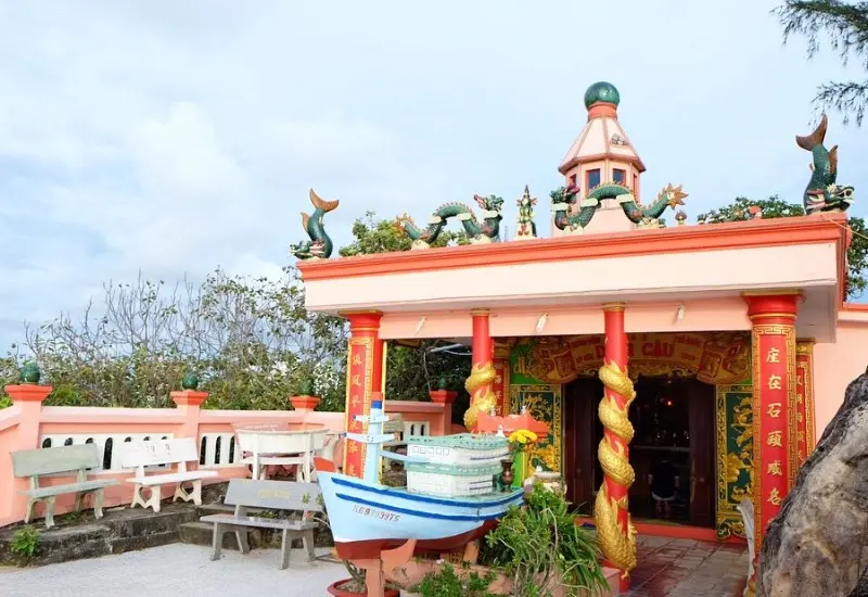 Kh&aacute;m ph&aacute; Dinh Cậu: địa điểm du lịch l&acirc;u đời tại Ph&uacute; Quốc 5