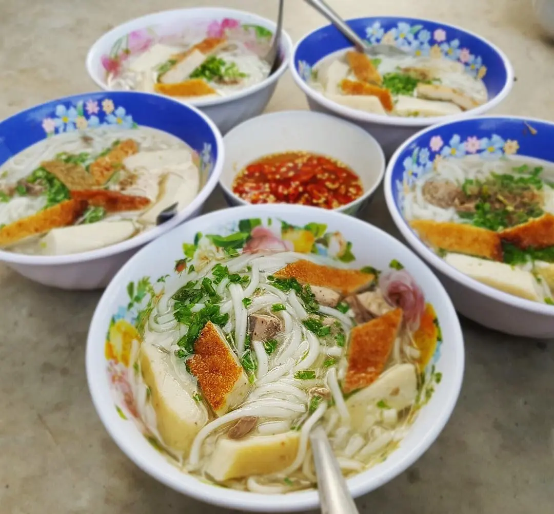 B&aacute;nh canh chả c&aacute; thu Hạnh &ndash; Qu&aacute;n ăn đặc sản Ph&uacute; Quốc si&ecirc;u hấp dẫn gi&aacute; b&igrave;nh d&acirc;n 6