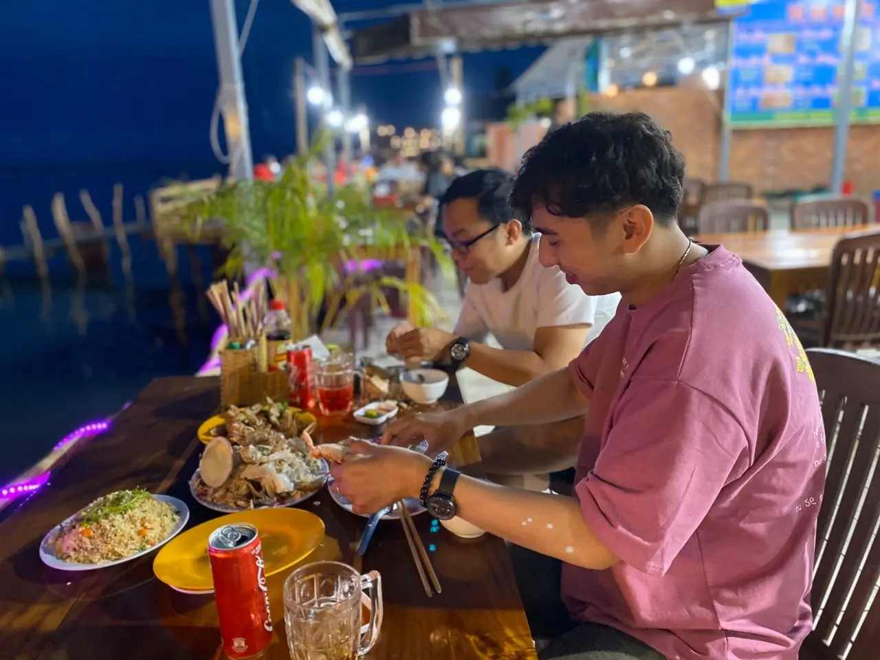 Bè Hà Quyền - Chuyên phục vụ hải sản tươi sống ở làng chài Hàm Ninh 6