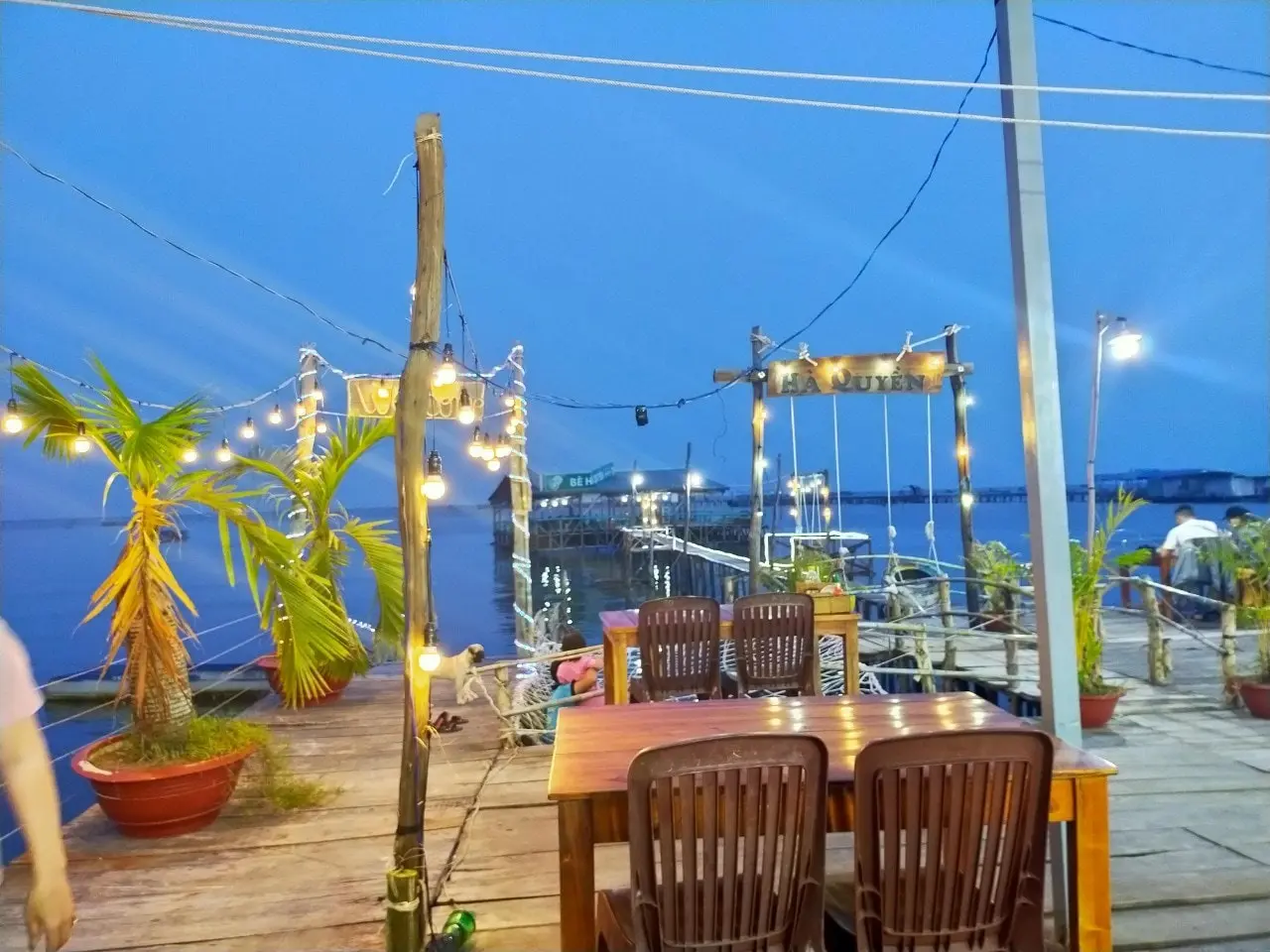 Bè Hà Quyền - Chuyên phục vụ hải sản tươi sống ở làng chài Hàm Ninh 5