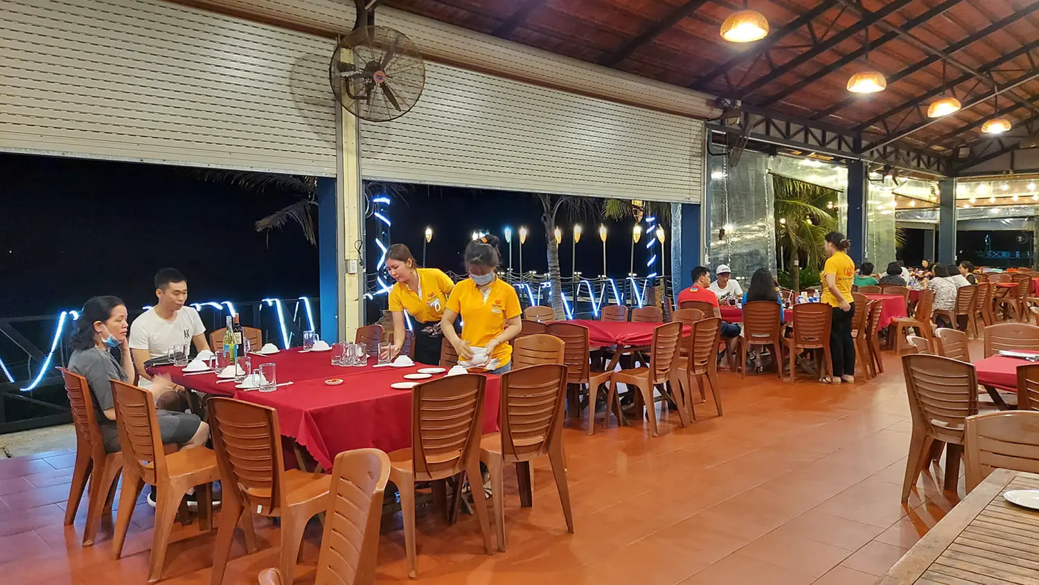 Hạnh Nhung Luxury Restaurant - Chuỗi nh&agrave; h&agrave;ng c&oacute; thiết kế đẹp v&agrave; rộng nhất Ph&uacute; Quốc 16