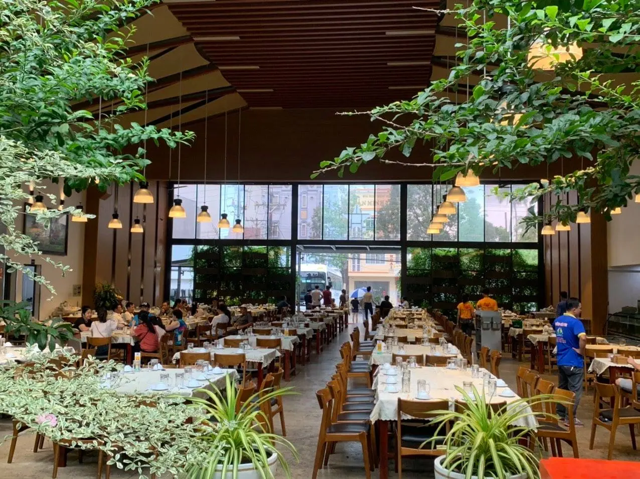 Hạnh Nhung Luxury Restaurant - Chuỗi nh&agrave; h&agrave;ng c&oacute; thiết kế đẹp v&agrave; rộng nhất Ph&uacute; Quốc 4