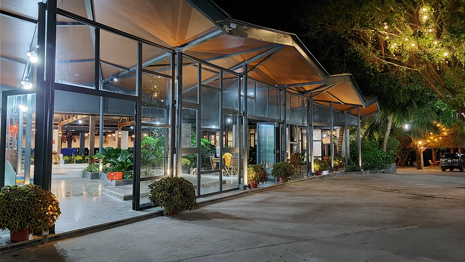 Hạnh Nhung Luxury Restaurant - Chuỗi nh&agrave; h&agrave;ng c&oacute; thiết kế đẹp v&agrave; rộng nhất Ph&uacute; Quốc 14
