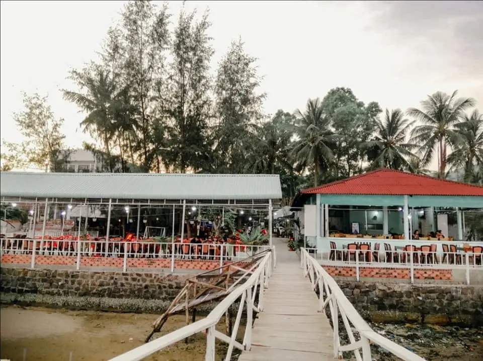 Nh&agrave; b&egrave; hải sản B&eacute; Ghẹ - Nh&agrave; h&agrave;ng hải sản b&igrave;nh d&acirc;n ở l&agrave;ng ch&agrave;i H&agrave;m Ninh 2