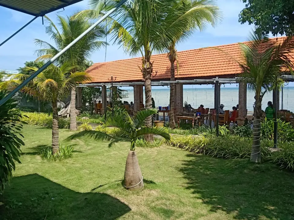 Nh&agrave; h&agrave;ng Biển Xanh Ph&uacute; Quốc - Nơi th&iacute;ch hợp để kết hợp ăn uống v&agrave; hẹn h&ograve; 16