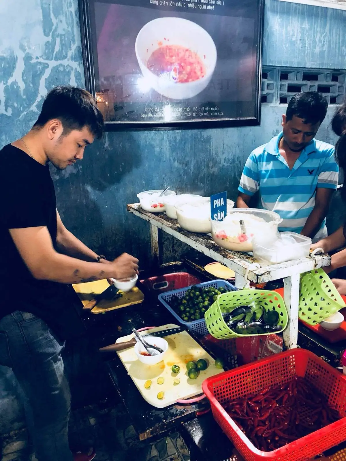 Kỳ lạ qu&aacute;n b&uacute;n tự trả tiền tự phục vụ đ&ocirc;ng nườm nượp ở Ph&uacute; Quốc 5