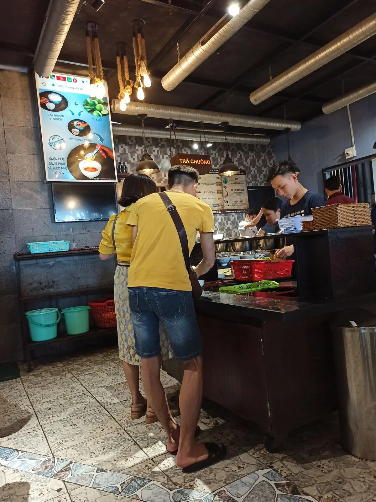Kỳ lạ qu&aacute;n b&uacute;n tự trả tiền tự phục vụ đ&ocirc;ng nườm nượp ở Ph&uacute; Quốc 4