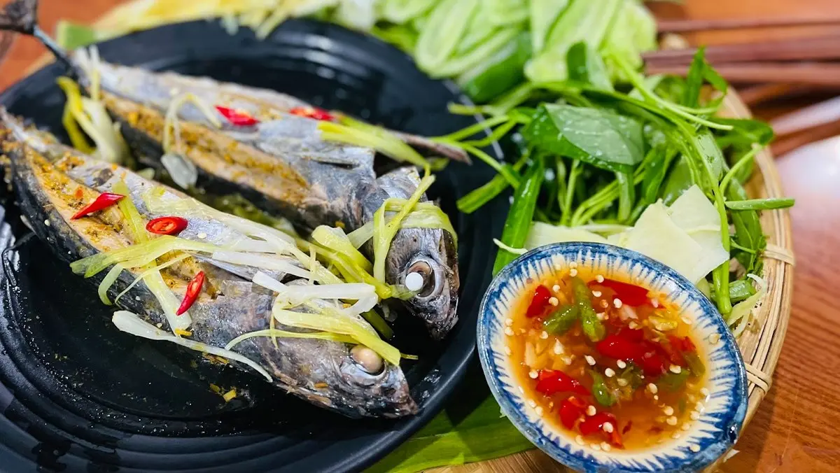 Cá nục hấp cuốn bánh tráng - Dân dã nhưng đậm đà hương vị vùng biển khó quên