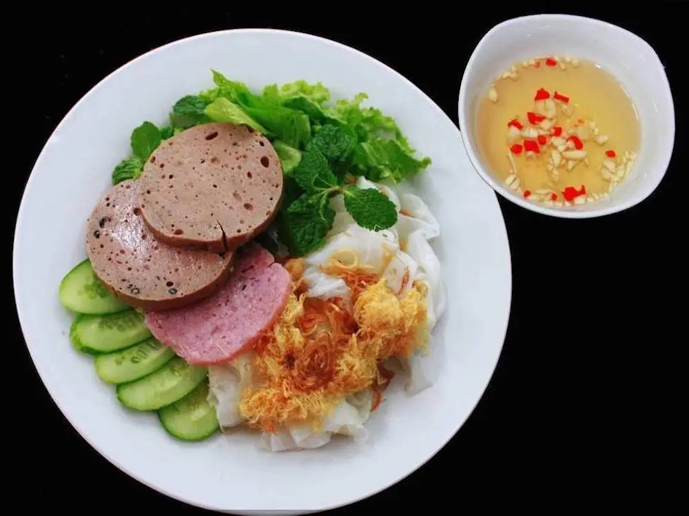 B&aacute;nh ướt chả b&ograve; v&agrave; b&aacute;nh hỏi l&ograve;ng heo Ph&uacute; Y&ecirc;n &ndash; Kỳ ph&ugrave;ng địch thủ trong danh s&aacute;ch m&oacute;n ngon Xứ Nẫu 2