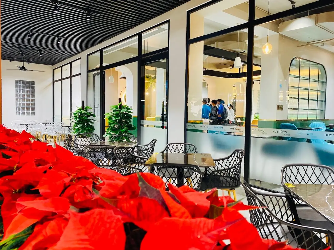 C&agrave; ph&ecirc; Huy T&ugrave;ng Ph&uacute; Y&ecirc;n - Mục sở thị kh&ocirc;ng gian trendy đỉnh của ch&oacute;p tại Ph&uacute; Y&ecirc;n 4
