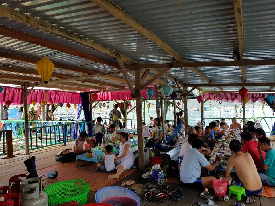 Hải sản b&egrave; nổi Vũng R&ocirc; Ph&uacute; Y&ecirc;n &ndash; Mu&ocirc;n v&agrave;n m&oacute;n ngon với hương vị đậm đ&agrave;, hấp dẫn 6