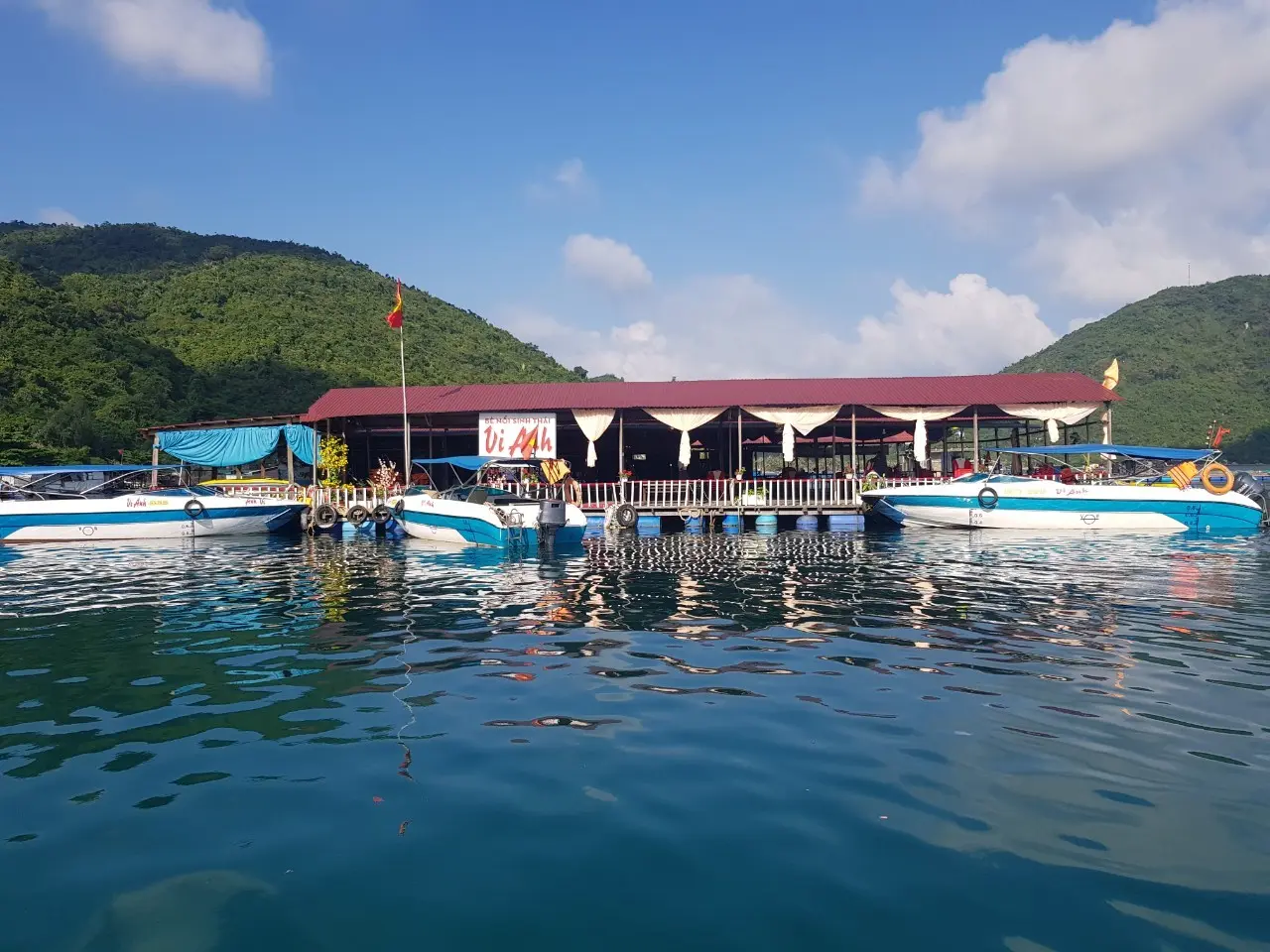 Hải sản b&egrave; nổi Vũng R&ocirc; Ph&uacute; Y&ecirc;n &ndash; Mu&ocirc;n v&agrave;n m&oacute;n ngon với hương vị đậm đ&agrave;, hấp dẫn 2