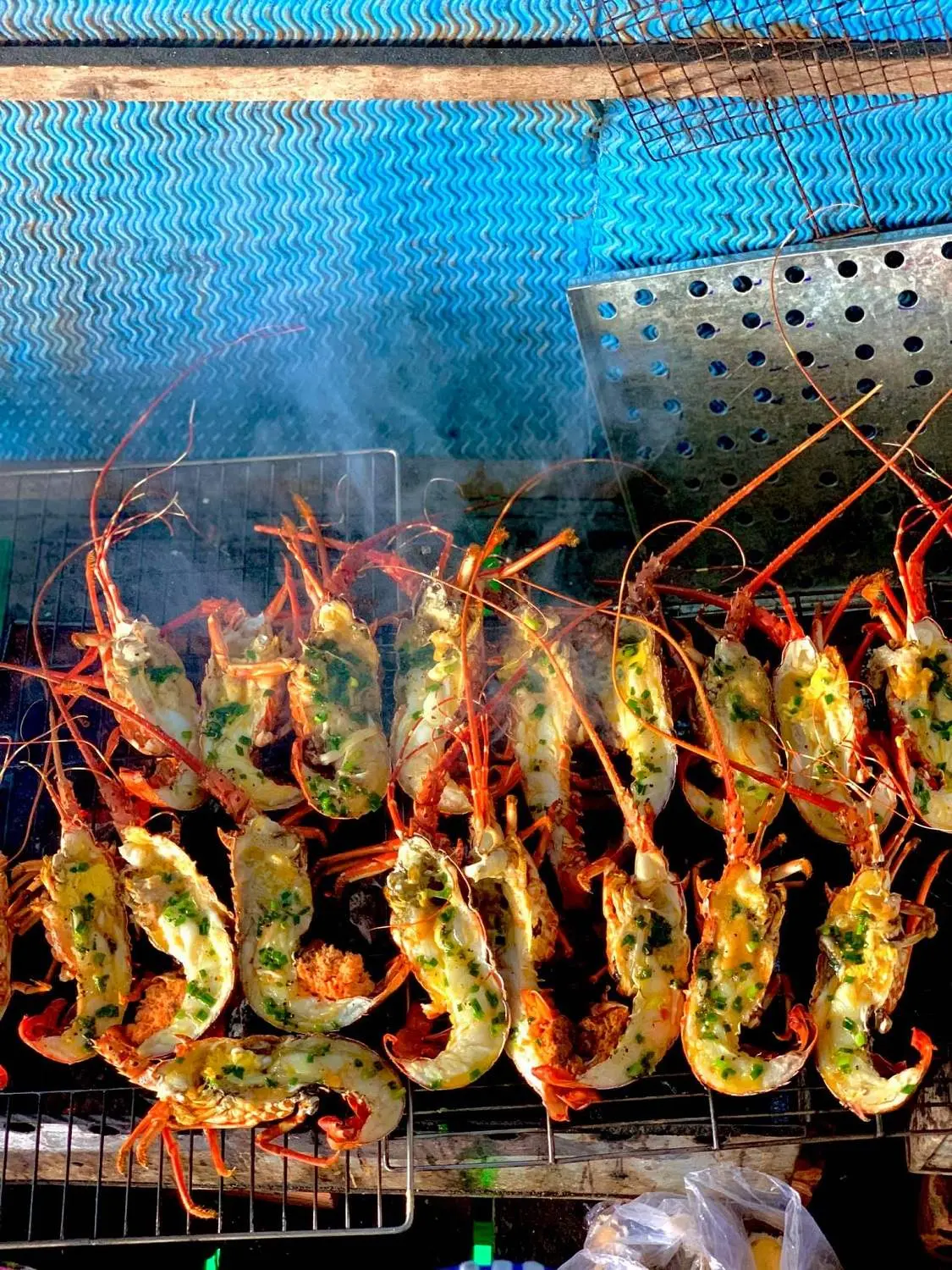Hải sản b&egrave; nổi Vũng R&ocirc; Ph&uacute; Y&ecirc;n &ndash; Mu&ocirc;n v&agrave;n m&oacute;n ngon với hương vị đậm đ&agrave;, hấp dẫn 9
