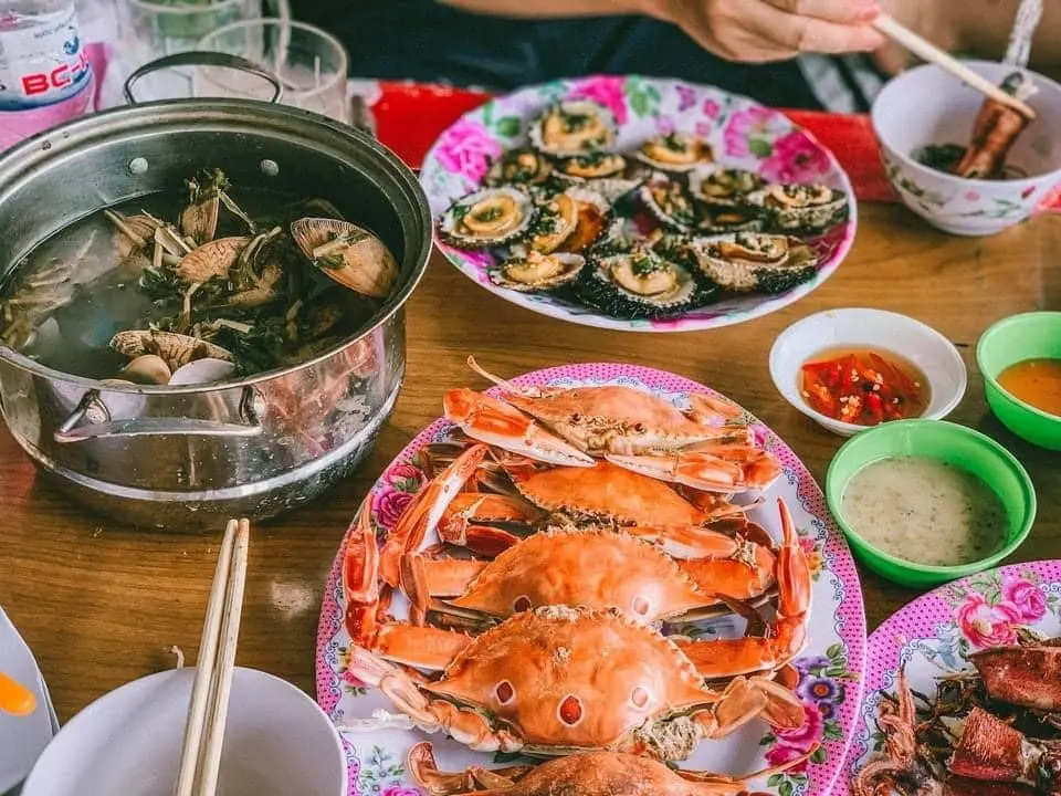 Hải sản b&egrave; nổi Vũng R&ocirc; Ph&uacute; Y&ecirc;n &ndash; Mu&ocirc;n v&agrave;n m&oacute;n ngon với hương vị đậm đ&agrave;, hấp dẫn 22