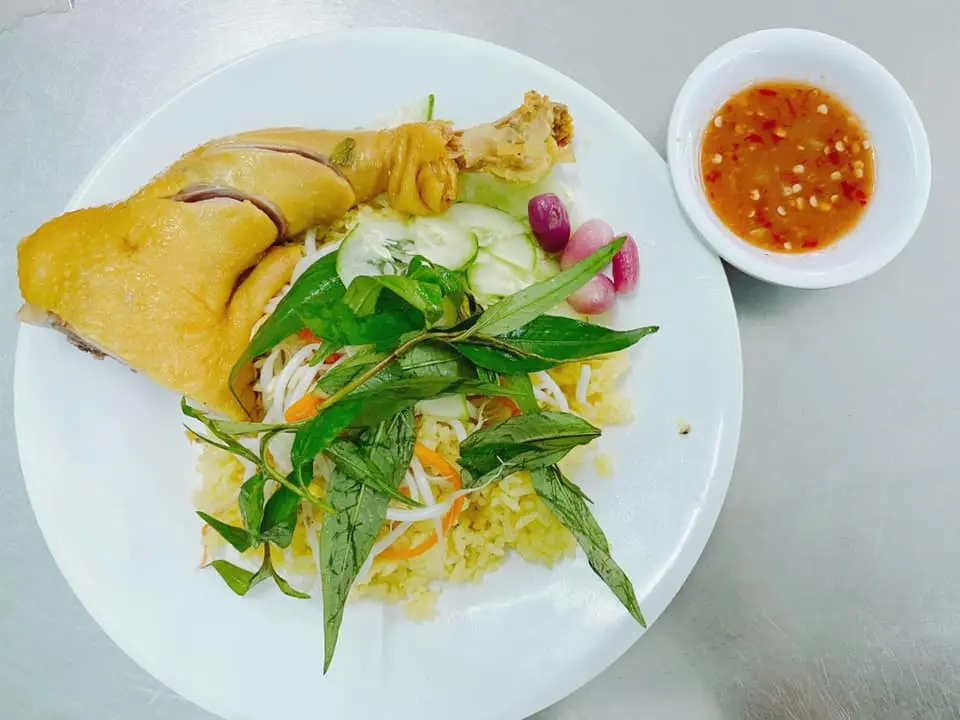 Nếu c&oacute; dịp dừng ch&acirc;n Ph&uacute; Y&ecirc;n, bạn chớ bỏ lỡ m&oacute;n Cơm g&agrave; Tuyết Nhung thơm ngon kh&oacute; cưỡng 9