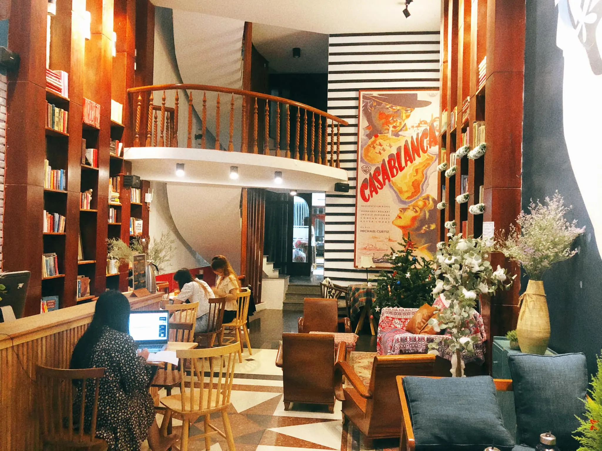 The Urban Tuy Ho&agrave; Ph&uacute; Y&ecirc;n - Nổi bật với vẻ đẹp ho&agrave;i cổ đầy cuốn h&uacute;t 3