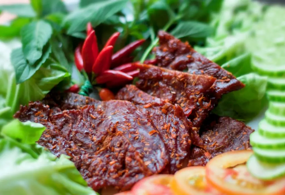 Thưởng thức kh&ocirc; b&ograve; một nắng muối kiến v&agrave;ng - Đặc sản trứ danh xứ Nẫu 6