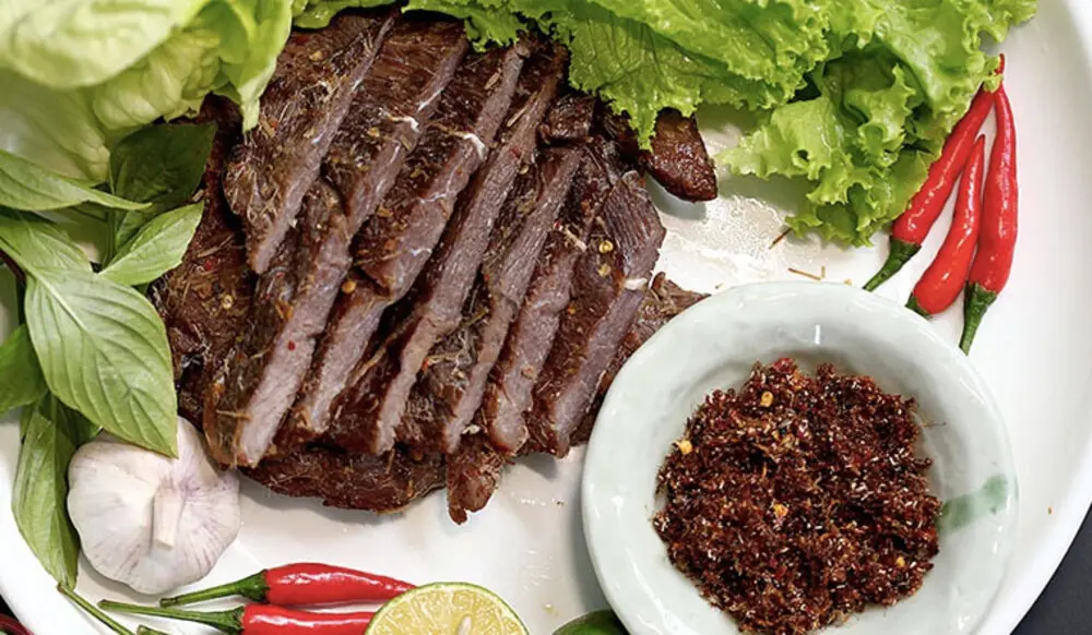 Thưởng thức kh&ocirc; b&ograve; một nắng muối kiến v&agrave;ng - Đặc sản trứ danh xứ Nẫu 2
