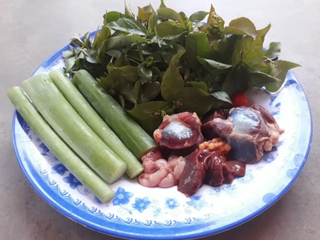 Thưởng thức nồi canh chua l&aacute; d&iacute;t nấu thịt g&agrave; đậm đ&agrave; hương vị miền n&uacute;i Ph&uacute; Y&ecirc;n 3