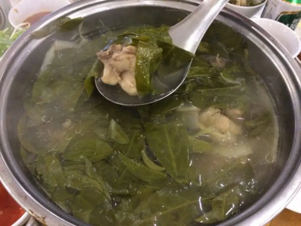 Thưởng thức nồi canh chua l&aacute; d&iacute;t nấu thịt g&agrave; đậm đ&agrave; hương vị miền n&uacute;i Ph&uacute; Y&ecirc;n 5