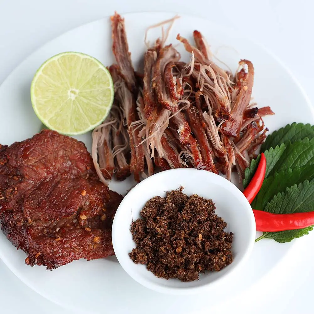 Về miền Trung m&igrave;nh c&ugrave;ng nhậu tất tay với Rượu Qu&aacute;n Đế Ph&uacute; Y&ecirc;n 5