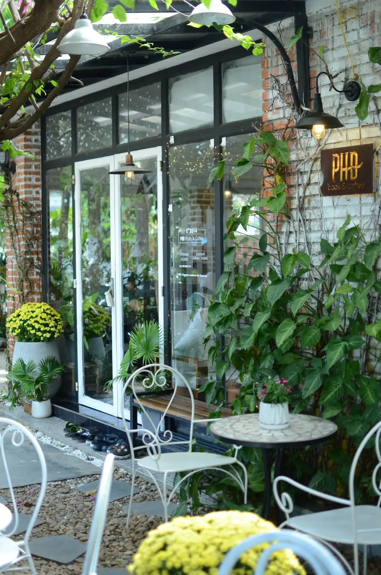 PHD Book & Coffee Tuy Hòa - Mô hình cà phê đọc sách độc đáo tại Phú Yên