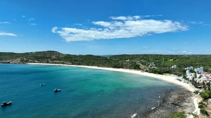 Top 10 b&atilde;i biển Ph&uacute; Y&ecirc;n hoang sơ v&agrave; thanh b&igrave;nh 5