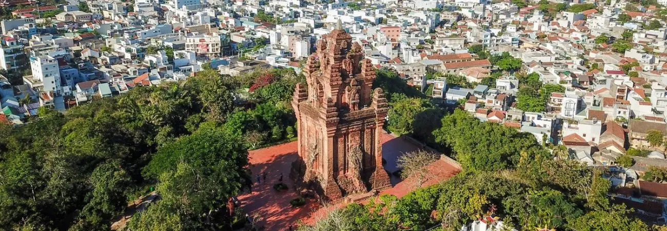 Tháp Nhạn độc đáo trên đất hoa vàng cỏ xanh