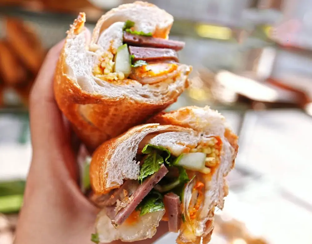 Bánh mì bột lọc Quảng Bình nóng hổi với phần nhân không thể ngon hơn