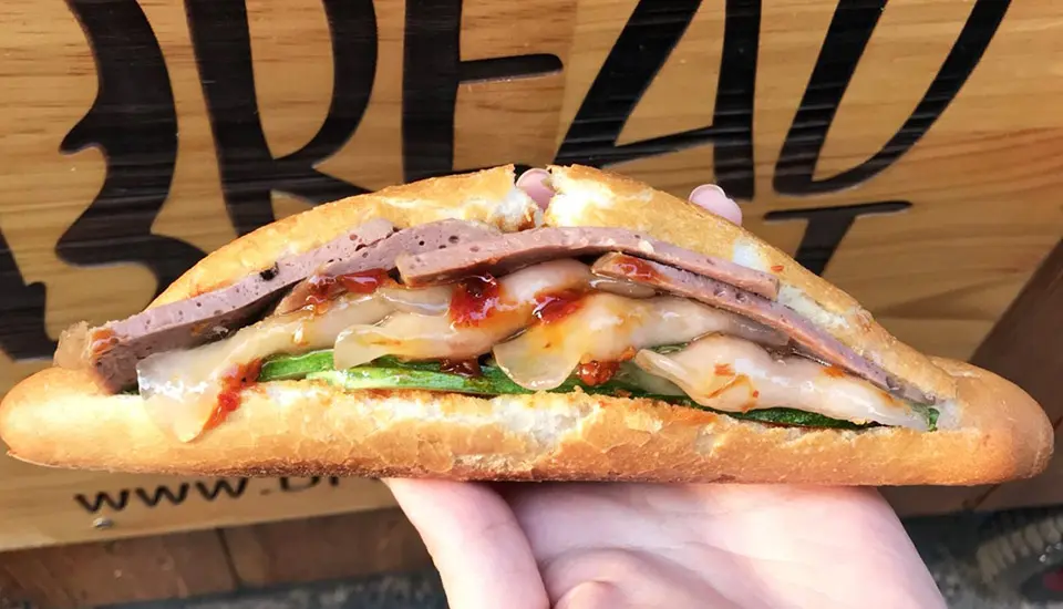 B&aacute;nh m&igrave; bột lọc Quảng B&igrave;nh n&oacute;ng hổi với phần nh&acirc;n kh&ocirc;ng thể ngon hơn 3