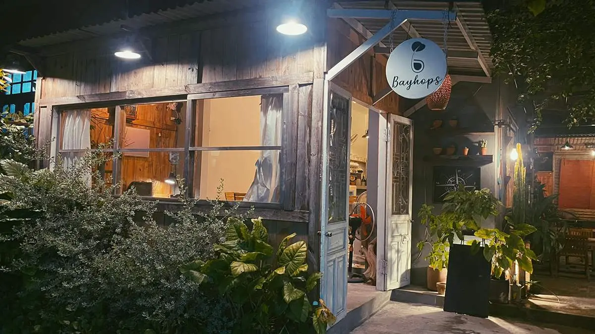 Bayhops caf&eacute; Quảng B&igrave;nh v&agrave; kh&ocirc;ng gian nh&agrave; gỗ mộng mơ 2