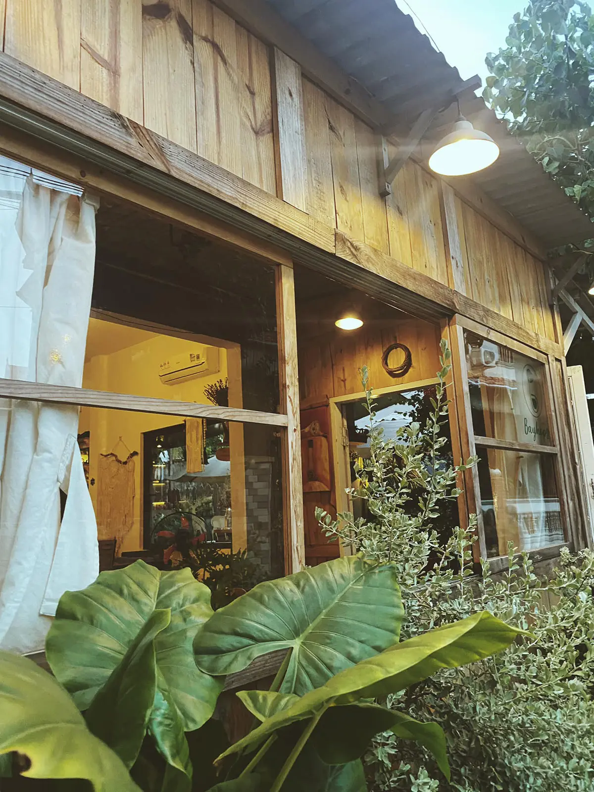 Bayhops caf&eacute; Quảng B&igrave;nh v&agrave; kh&ocirc;ng gian nh&agrave; gỗ mộng mơ 5